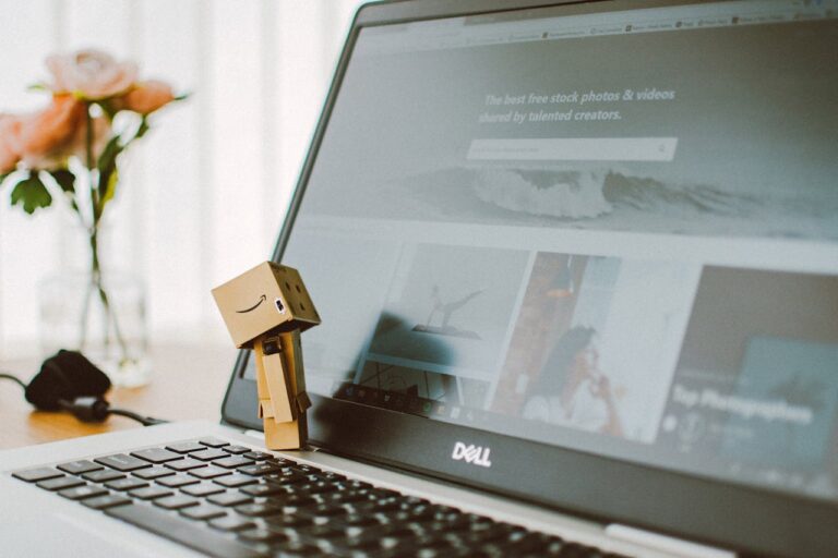 Une image montrant un petit bonhomme en carton regardant un site internet et se demandant quel est l'impact d'un site internet