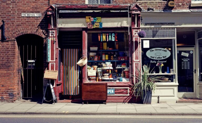 Image d'une boutique faisant la métaphore entre comment choisir entre sites vitrines ou boutiques en ligne
