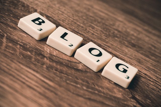 Image montrant des lettres formant le mot blog pour faire une métaphore à blog site internet